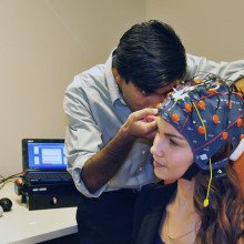 研究人员测试便携式脑部扫描仪