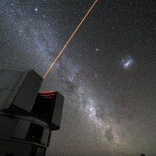 从VLT的8.2米Yepun望远镜发射的激光束穿过雄伟的南方天空，在高地球中间层90公里的高度创造了一颗人造恒星。激光导星(LGS)是VLT自适应光学系统的一部分。
