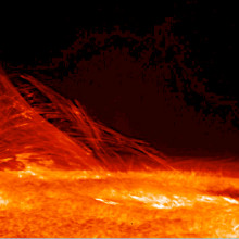 2007年1月12日，日野的太阳光学望远镜拍摄了这张太阳的照片，它揭示了连接不同磁极区域的等离子体的丝状本质。Hinode捕捉到了色球层的动态图像。…
