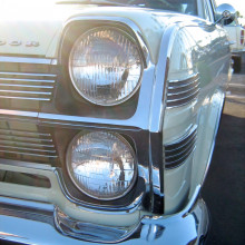 1966年，美国汽车公司(AMC)的大使990旅行车。前灯设计细节。