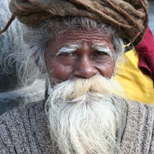 尼泊尔的老苦行僧，留着白胡子和卷曲的脏辫。