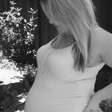 怀孕的妇女注意她下背部的弓形。在怀孕的这个时候，她将会因为她所携带的重物而经历背部拉伤。