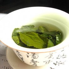 绿茶浸泡在一个没有盖子的钟(一种茶杯)。