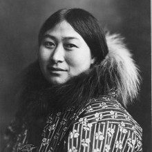 图为一位阿拉斯加土著妇女穿着一件有毛皮领子的大衣。