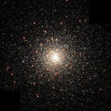 这个恒星群是M80 (NGC 6093)，是银河系147个已知球状星团中密度最大的一个。M80距离地球约2.8万光年，包含数十万颗恒星，它们都是通过相互的星系连接在一起的。