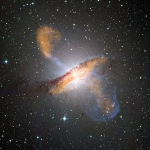 这张由可见光、微波(橙色)和x射线(蓝色)数据组成的合成图揭示了从半人马座A中心黑洞发出的喷流和无线电发射叶。