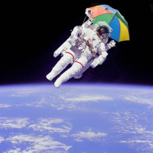宇航员布鲁斯·麦坎德利斯二世，任务专家，参与舱外活动(EVA)，几米远的挑战者号航天飞机的机舱。带着一把伞。