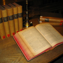 格拉茨大学图书馆主阅览室的桌子上放着一本多卷本拉丁语词典(Egidio Forcellini: Totius latitatis Lexicon, 1858-87)。绝对是一本旧书!