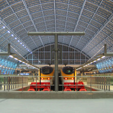 欧洲之星列车停在翻修后的伦敦圣潘克拉斯车站。
