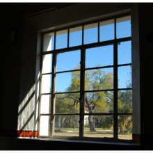从黑暗的房间向窗外眺望。德克萨斯州圣安东尼奥的萨姆·休斯顿堡(2006年12月)。