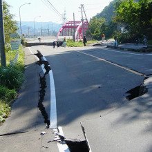 2004年日本中越地震中损坏的山边桥