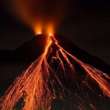 阿雷纳尔火山，哥斯达黎加的一座安山岩火山