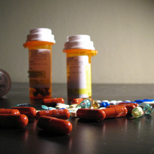 各种各样的药物，包括150毫克的Effexor XR(惠氏制药公司)，10毫克的双环胺(沃森制药公司)，100毫克的舍曲林(仿制药)，25毫克的Topamax(麦克尼尔制药公司)和10毫克的阿米替林(仿制药)，此外还有维生素E凝胶帽和一些仿制药……