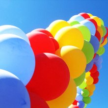 五颜六色的派对气球组成的拱形
