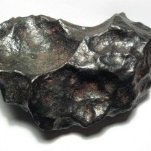 一块4.5公斤重的陨石，来自基遍陨石场。基遍是一个很好的八面体，IVA类。这个标本大约19厘米宽。