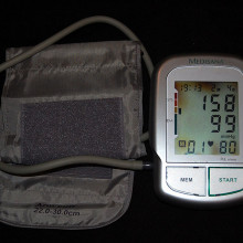 自动臂血压计显示2级动脉高血压(收缩压158毫米汞柱，舒张压99毫米汞柱)。心率显示为每分钟80次。