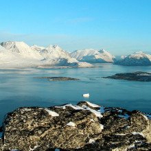 在一个晴朗的12月早晨，从纳诺塔利克(格陵兰岛最南端)的Ravnefjeldet看到的风景。背景中锯齿状的山脉(左)是1300米高的“Savtakkerne”。