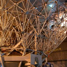亚毫米詹姆斯·克拉克·麦克斯韦望远镜(JCMT)的主镜从后面看到，显示了它的面板。