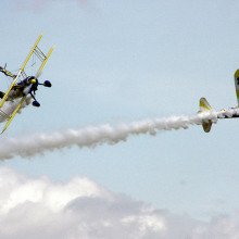 在英国的一次空中表演中，英国完全蝴蝶表演队用他们的波音斯蒂尔曼飞机进行特技飞行。