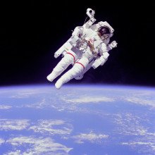 宇航员布鲁斯·麦坎德利斯二世，任务专家，参与舱外活动(EVA)，几米远的挑战者号航天飞机的机舱。他正在使用一种氮气推进的手控载人操纵装置(MMU)。他是……