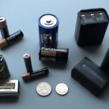 各种电池:两个9伏，两个\AAA\，两个\AA\，各一个\C\， \D\，一个无绳电话电池，一个摄像机电池，一个2米手持式业余无线电电池，一个纽扣电池。