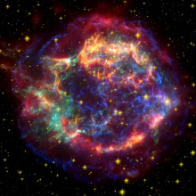 这张仙后座的假彩色图像是由哈勃和斯皮策望远镜以及钱德拉x射线天文台共同拍摄的