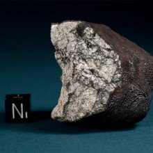 车里雅宾斯克(Cherbakul)陨石112.2 g碎片。这个标本于2013年2月18日在Deputatsky村和emanzhelinsky村之间的一块田野上被发现。破碎块体呈现较厚的原生融合壳，有流线和细纹。