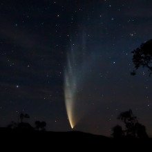 P1麦克诺特彗星，于晚上10点10分左右在澳大利亚维多利亚州斯威夫特溪拍摄。