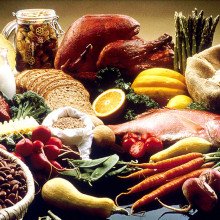 这张图片展示了桌子上的健康食品。食物包括豆类、谷物、菜粉、莴苣、面食、面包、橙子、火鸡、鲑鱼、胡萝卜、芜菁、西葫芦、雪豆、菜豆、萝卜、芦笋、夏南瓜、瘦牛肉……
