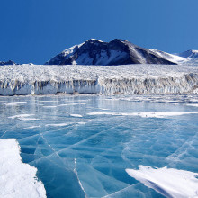 南极洲:覆盖在南极横贯山脉弗里克塞尔湖上的蓝色冰来自加拿大冰川和其他较小冰川的冰川融水。淡水停留在湖的顶部并冻结，密封在下面的盐水中。