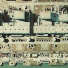 福岛第一核电站。紧扣显示反应堆4,3,2和1，读数从左(南)到右(北)。所示面积约为600米乘350米。根据[http://w3land.mlit.go.jp/WebGIS/国家土地图像信息(彩色…