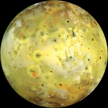 美国航空航天局的伽利略号飞船its highest resolution images of Jupiter's moon Io on 3 July 1999 during its closest pass to Io since orbit insertion in late 1995.
