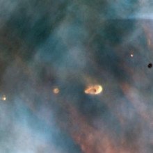 哈勃太空望远镜拍摄的猎户座星云的一小部分显示了五颗年轻的恒星。其中四颗恒星在形成时被气体和尘埃包围，但被留在恒星周围的轨道上。这些可能是原行星…
