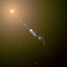 像宇宙探照灯一样从M87星系中心流出是自然界最神奇的现象之一，黑洞驱动的电子和其他亚原子粒子以接近光速的速度运动。在这个哈勃望远镜里……