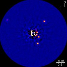 该系统的发现图像之一是在凯克II号望远镜上使用自适应光学系统和NIRC2近红外成像仪获得的。图片显示了所有四颗已确认的行星。