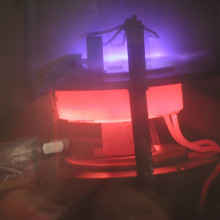 直流- pecvd系统运行。直流等离子体(紫色)改善了碳纳米管在化学气相沉积室中的生长条件。加热元件(红色)提供必要的衬底温度。