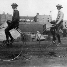 1886年，加州洛杉矶，两名男子骑着一分一法。