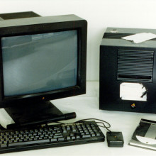 NeXT电脑被伯纳斯-李用作世界上第一台网络服务器，并在1990年编写了第一个网络浏览器——万维网。