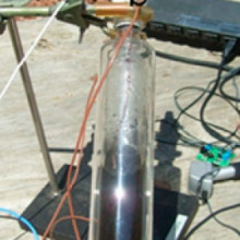 用于太阳能蒸汽产生温度演变的系统照片:(a)用真空夹套隔离的透明容器，以减少热损失，(b)两个热电偶，用于感应溶液和蒸汽温度，(c)压力…