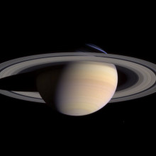 2004年3月27日，卡西尼号的窄角相机拍摄了这张自然色的照片，土星和它的光环完全填满了它的视野。