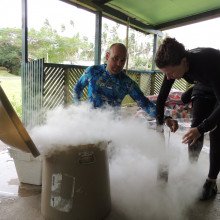 Josh Drew和Helen Scales在斐济用液氮保存海草样本。