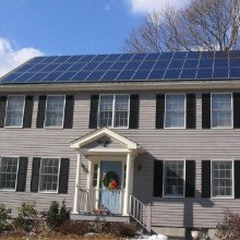 马萨诸塞州波士顿附近一所房子屋顶上的光伏太阳能板