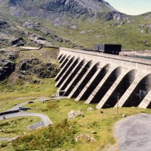 北威尔士Ffestiniog抽水蓄能计划的上部水库(Llyn Stwlan)和大坝。发电站的四个水轮机可以在需要时的60秒内产生360兆瓦的电力。