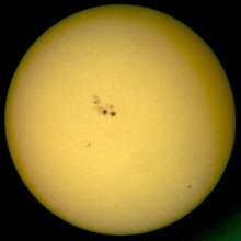 用望远镜(直径50毫米，放大45倍)和一张约为太阳黑子大小的纸，对太阳的大黑子进行肉眼投影。距眼球30厘米。明显的造粒是由于纸张的造粒而不是光球的造粒。