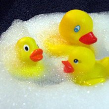 三只黄色的橡皮鸭在泡泡浴里玩耍!