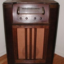 Truetone牌老式收音机的图片