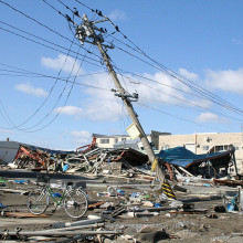 日本石卷市倒下的电线。