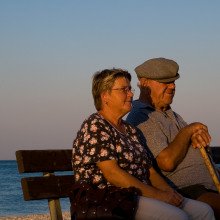 一对老夫妇坐在一起眺望大海