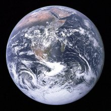 “蓝色大理石”是1972年12月7日阿波罗17号宇宙飞船上的宇航员在距离月球约29,000公里(18,000英里)的地方拍摄的一张著名的地球照片。它展示了非洲、南极洲和阿拉伯半岛。